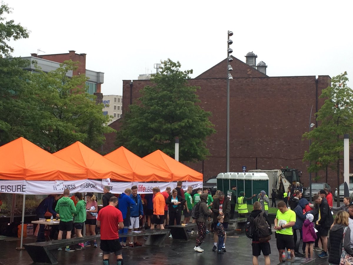 Good luck to all the 10k &amp; family fun runners today, have lots of fun &amp; enjoy the fantastic atmosphere that’s already building 🏃🏻‍♀️🏃‍♂️👍🏻 #stockport