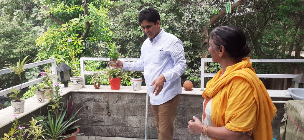 AAPDelhi's tweet photo. मुख्यमंत्री @ArvindKejriwal के द्वारा शुरू की गई मुहिम #10Hafte10Baje10Minute के तहत विधायक @MLA_NareshYadav ने किया अपने घर का निरीक्षण।

दिल्ली कर दिखाएगी ! https://t.co/9QJr9klogt