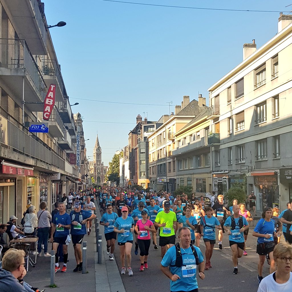 10kmRouen's tweet photo. Raz-de-marée ! Allez les coureurs du #10kmRouen 👍 ! #SeineMarathon76 https://t.co/HIhdZtlZS1