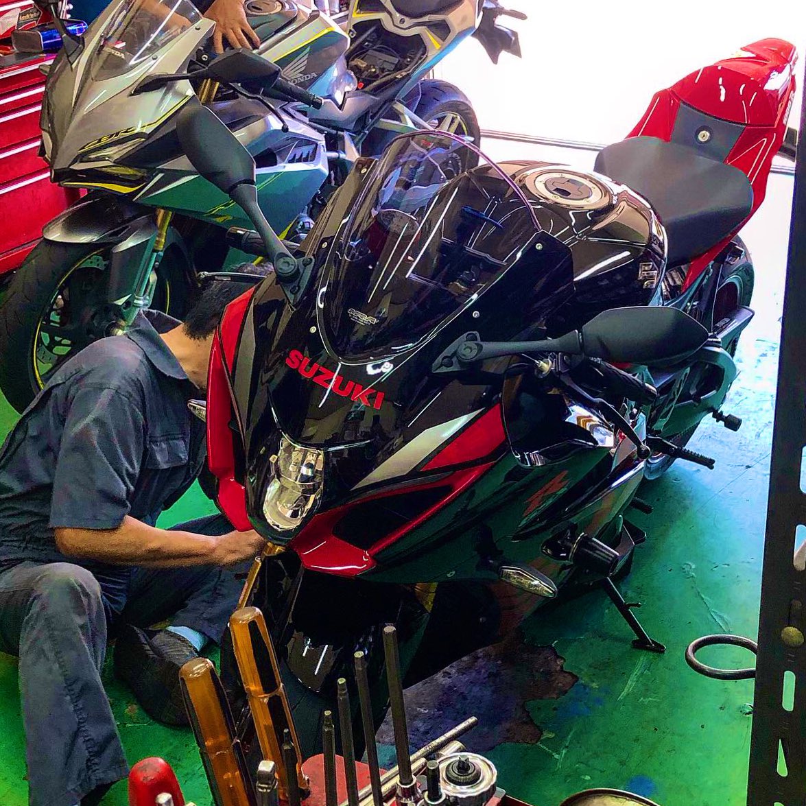 L9Sin_GSXR1000R's tweet photo. オヌヌメだってんで A.S.HのSF 10W-40 + LIQUI MOLYの添加剤 入れたった
30000回転ぐらい回るらしいよww 嘘
#gsxr1000 #gsxr1000r #ashoil #liquimoly https://t.co/2pIubyqRNa