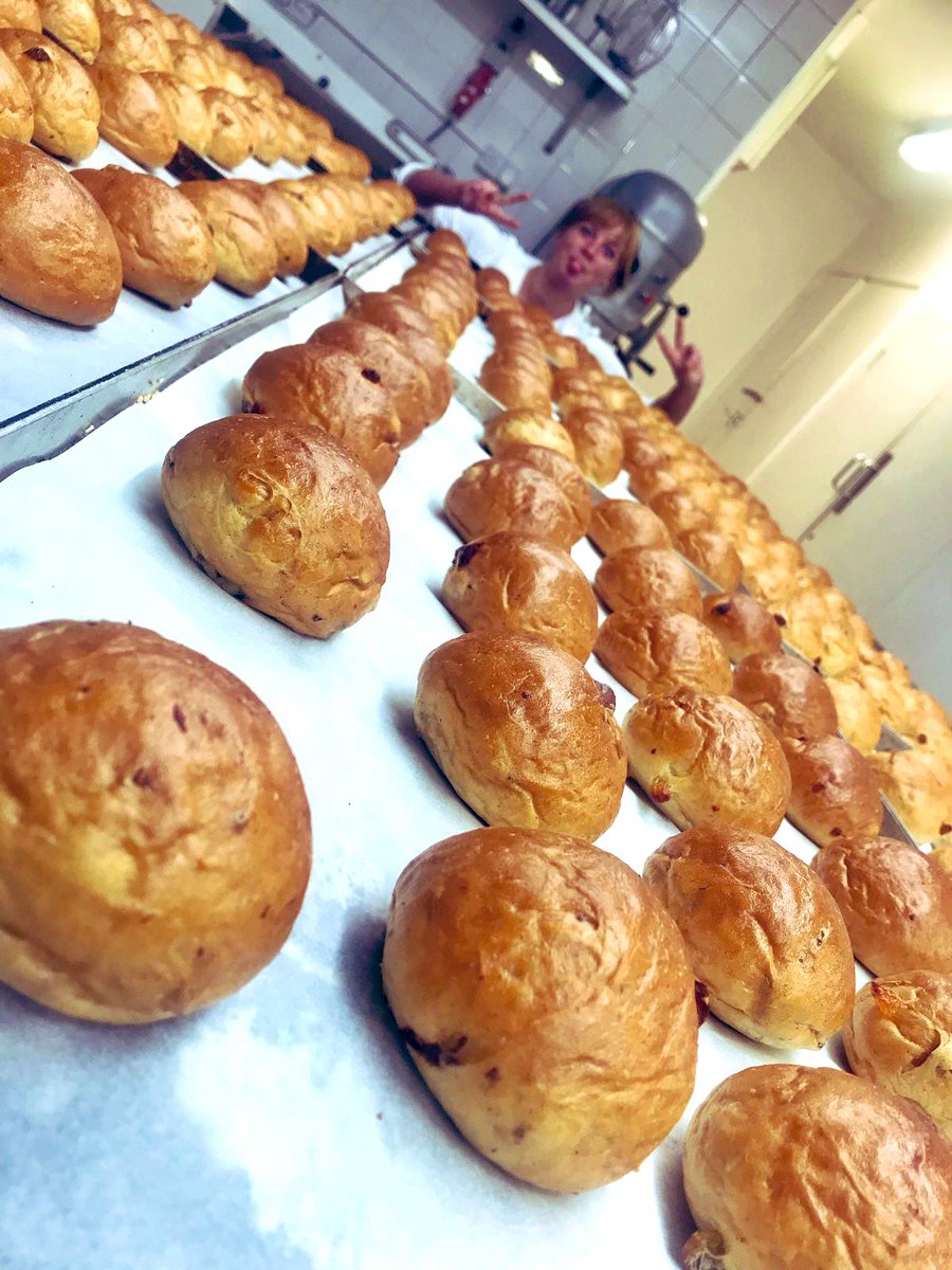 Calcot_and_Spa's tweet photo. Head Pastry Chef Nicolas, Sous Pastry Chef, Debby and team have been busy creating enticing elements for today’s Charity Polo Day #AfternoonTea 🌟🥂
Happy 10th anniversary #HAPolo19! @HospAction @hospactionsw Have a great day, all 🌳
#Cotswolds #HospitalityAction https://t.co/eF8qczUkJi