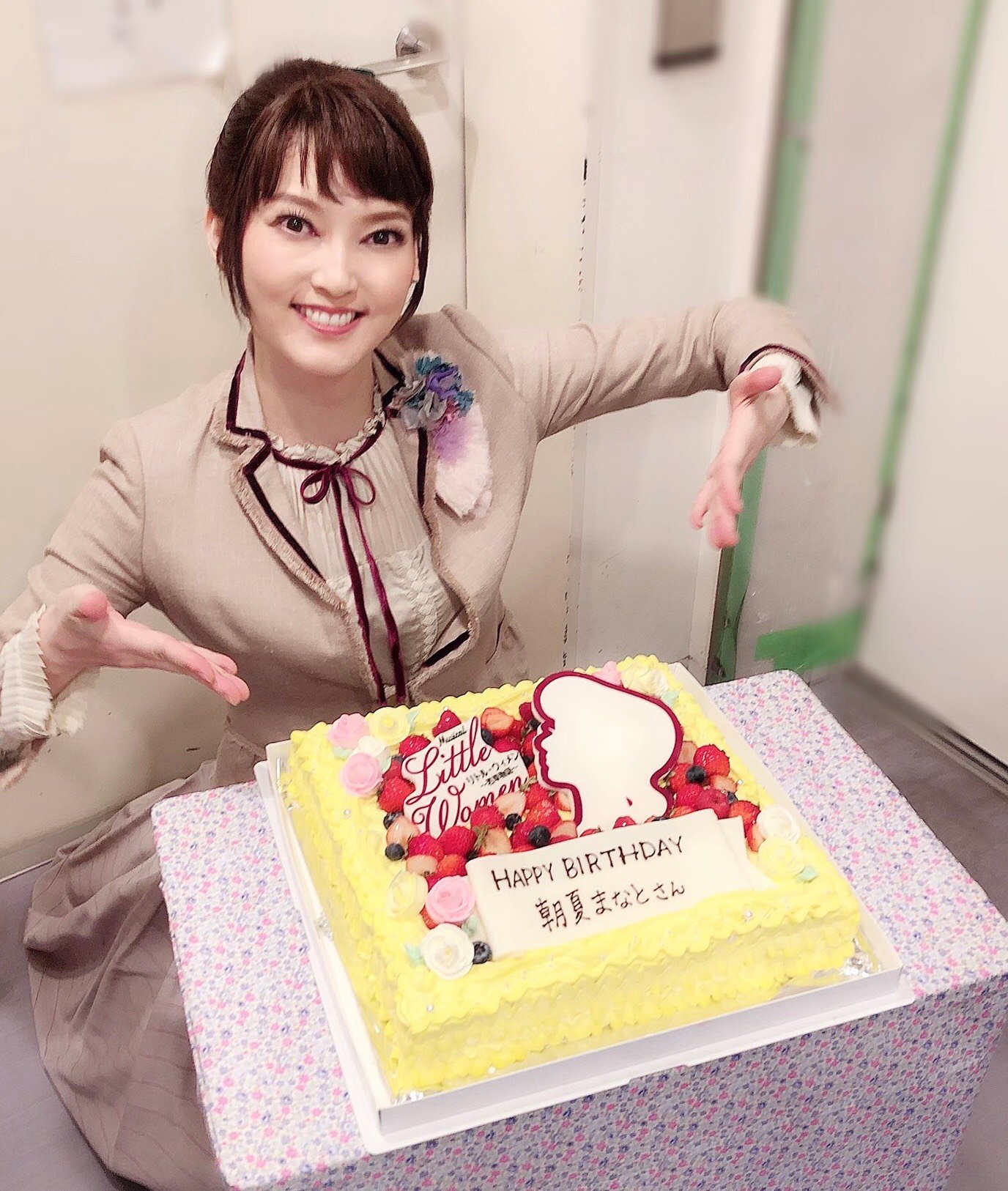 ミュージカル Little Women 若草物語 公式 Twitterissa 本日 ジョー役 朝夏まなと さんのお誕生日でした Little Women仕様のバースデーケーキ と カーテンコールでのサプライズ の様子を 特別にチラリと 朝夏さんおめでとうございます 東京公演も早い