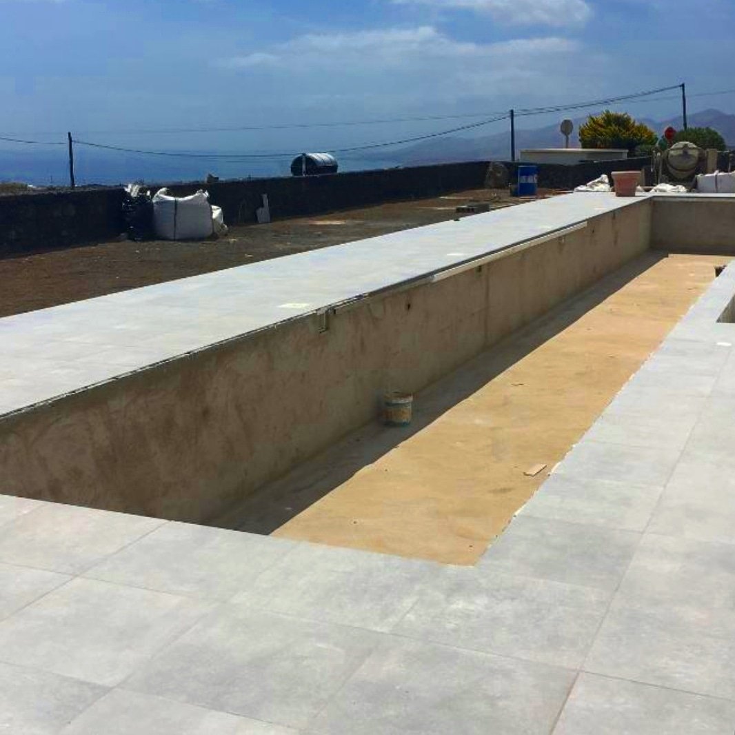 CasaConil's tweet photo. Day 5! The tiling is coming along really nicely around the pool! 
•
•
•
•
#casaconillanzarote #casaconil #lanzarote #25mpool #pool #pooldigging #canaryislands #villa #poolbuilding #diggingahole #spain #triathlete #swim #swimming #swimmingpool #comingsoon #beforeandafter https://t.co/V8ovNv7cNp
