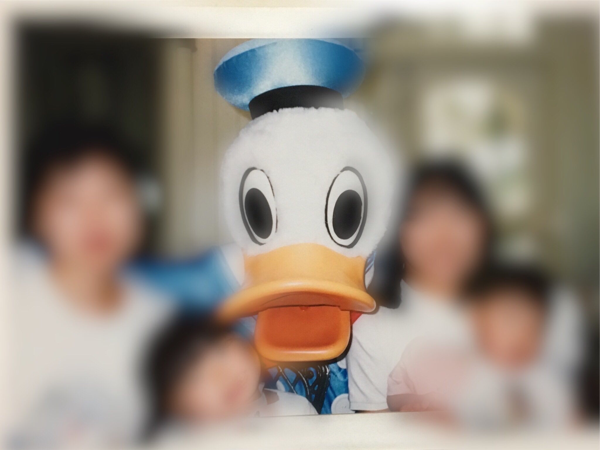 Twitter 上的 Mod 小さい頃に家族でディズニー行ったときの写真が出てきたんだけど 昔のドナルドダックパイセンがわりと怖くて夢に出てきそうで泣いた 25年くらい前 T Co Rvkj679r1b Twitter