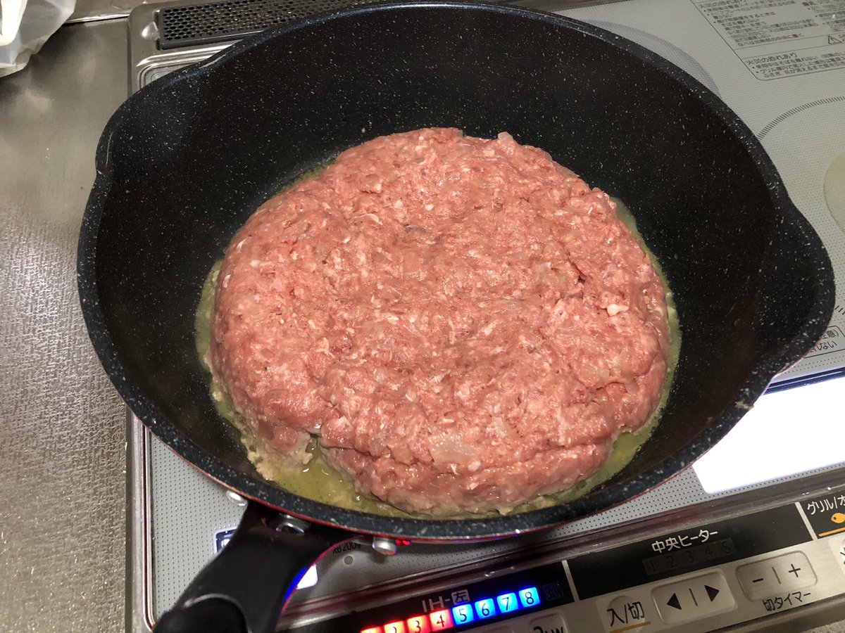 ねこまる On Twitter パパが ハンバーグ食べたい と言ってたのでフライパンサイズのハンバーグを焼いている笑 これ何分焼けば火が通るんだろう笑 間にはチーズ挟んだ