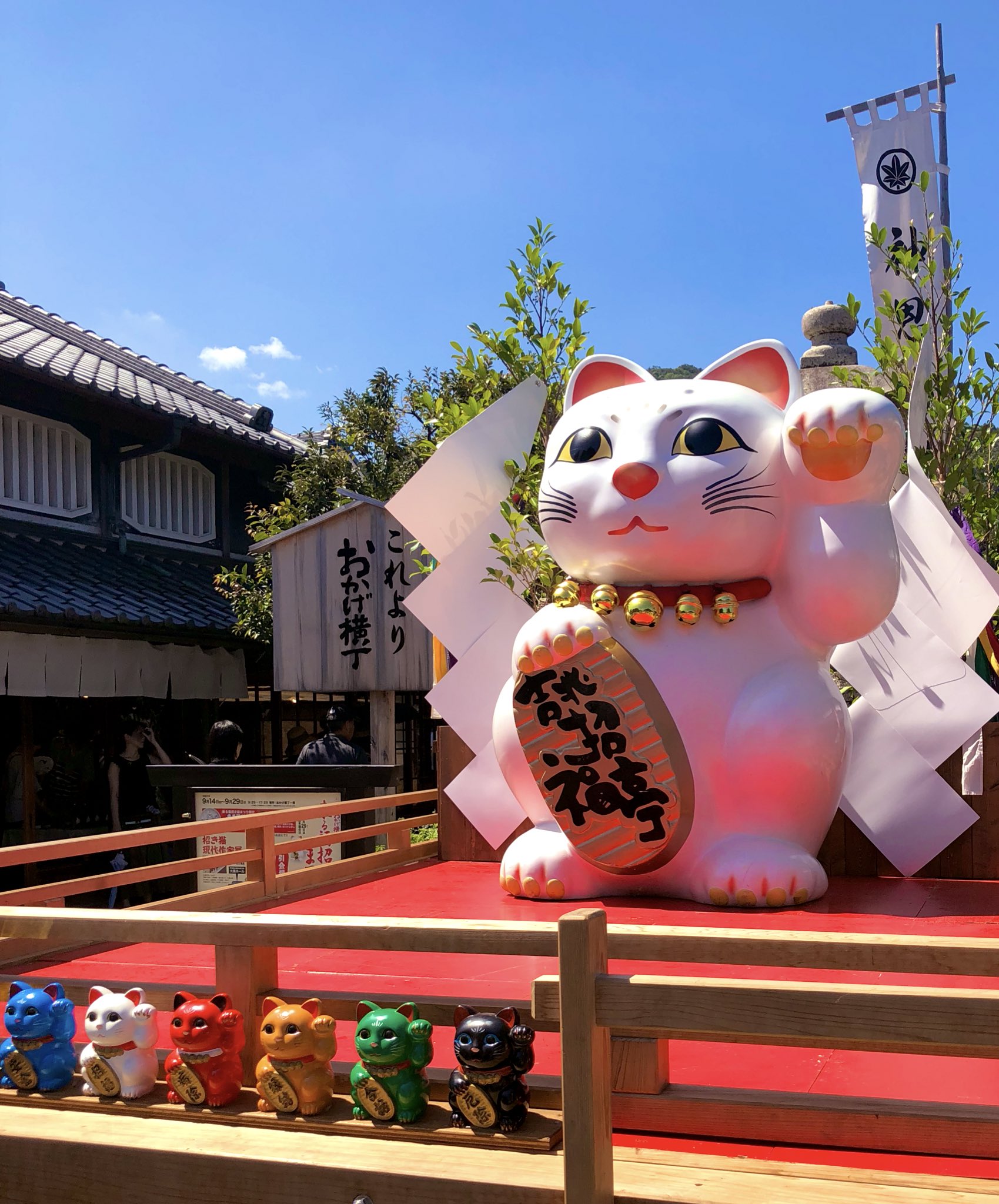 Kyabia アナデン ロマサガrs 今日は伊勢神宮参拝後 おかげ横丁へ 暮らしの全てが神様のおかげ って想いからこの名前らしい 至る所に猫がいて 福を招いていました 猫グッズのお店もたくさんあって つい色々買ってしまった 猫の町 最高