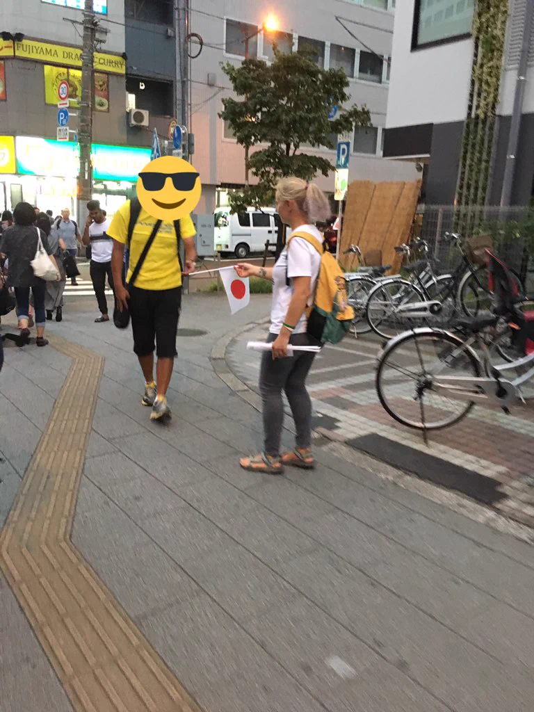 知らない人から安易に物を受け取るのは危険！お金をむしり取られちゃうかも