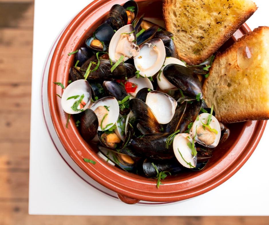 _locanda_'s tweet image. Fresh Mussels and clams sautéed with parsley, garlic, black pepper and white wine. Bellissimo! 👌#mussels #bellissimo #clams #garlic

Book here &amp;gt;&amp;gt;&amp;gt; bit.ly/LocandaBookings