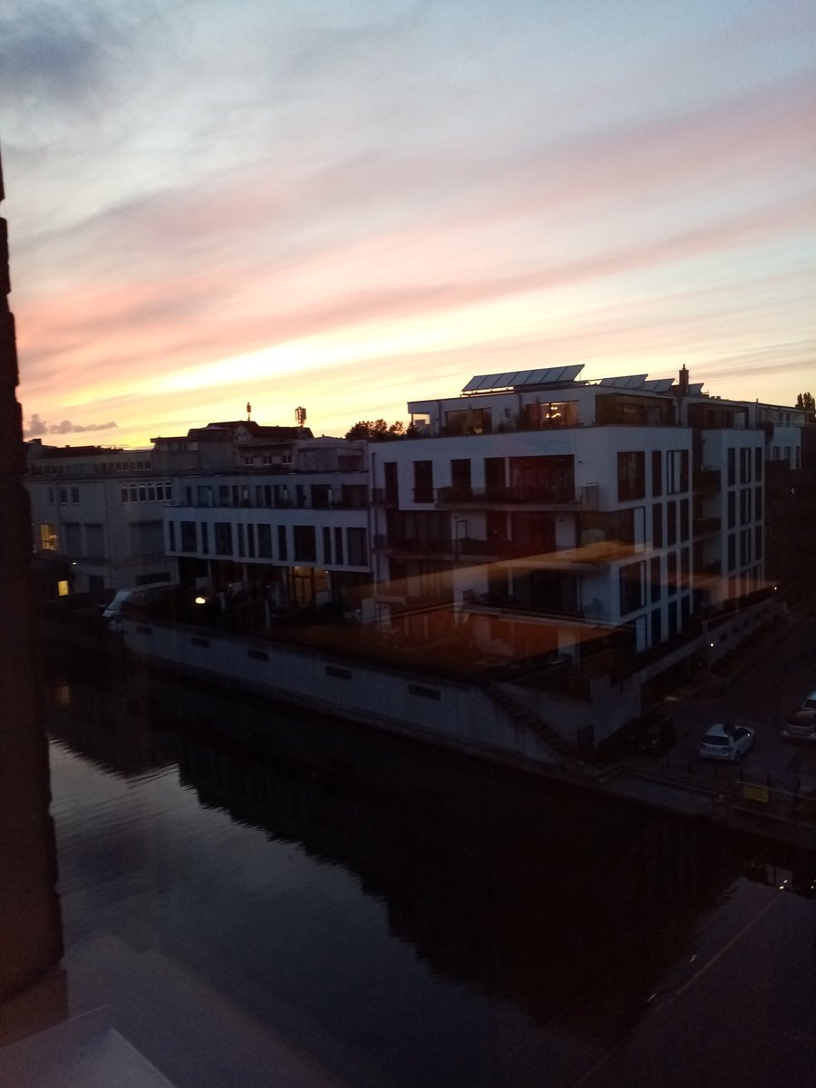 Lionessed71's tweet photo. Der Hamburger Abendhimmel vom Freitag😍 Es war eine lange Woche! Freitag bis 22 Uhr, gestern bis 18 Uhr zum #CBASP Curriculum in HH, jetzt endlich Wochenende. Zum Glück hab ich mir den Montag gleich als Ausgleichstag eingetragen! 👍schönen Sonntag an Alle☀️ https://t.co/tGhszhAm1s
