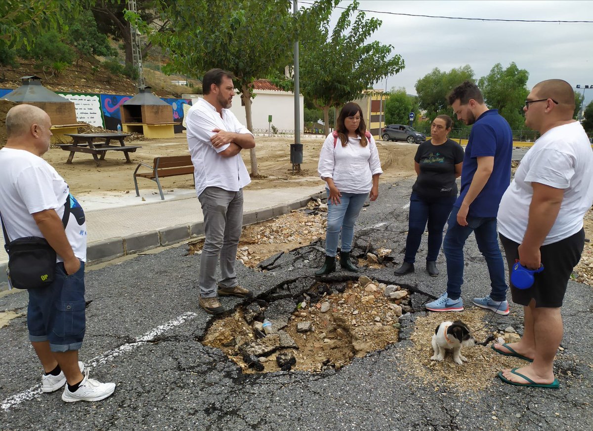 Ayer tarde, recorriendo el tradicional Barrio de #SanIsidro en #Orihuela con vecinos y con la concejala de Cultura <a href="/MMarEzcurra/">Mar Ezcurra</a> para comprobar los daños por #GotaFría en infraestructuras y en sus célebres murales de #MiguelHernández.