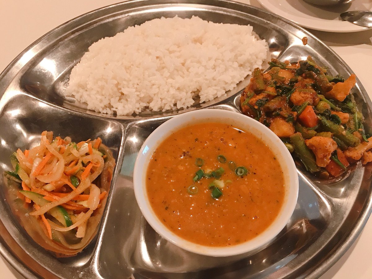 食べ方はおかずもカレーもダルスープもまぜまぜで食べる Hashtag On Twitter
