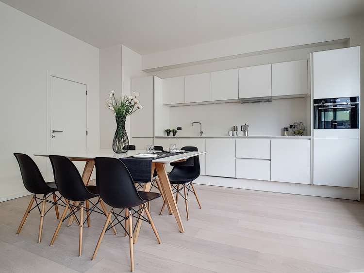 StyleAtHomeBe's tweet photo. 👉 Zorg voor #gezelligheid en #sfeer. Een gedekte tafel nodigt uit om plaats te nemen, een mooi opgemaakt bed met veel kussens en bijpassende plaid laat de koper al wegdromen. Gordijnen zorgen niet alleen voor een betere accoustiek, maken de kamer direct veel warmer en gezelliger https://t.co/IdXZPCHJiM