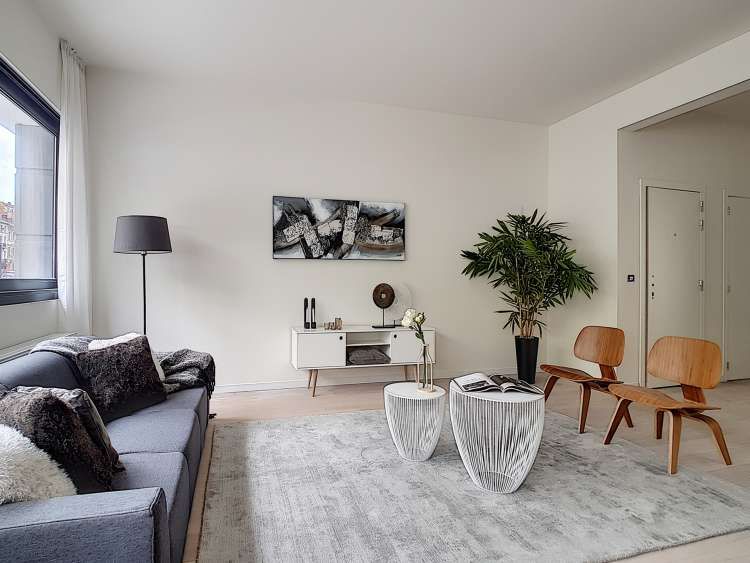 👉 Zorg voor #gezelligheid en #sfeer. Een gedekte tafel nodigt uit om plaats te nemen, een mooi opgemaakt bed met veel kussens en bijpassende plaid laat de koper al wegdromen. Gordijnen zorgen niet alleen voor een betere accoustiek, maken de kamer direct veel warmer en gezelliger