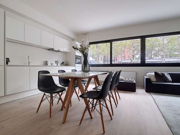 StyleAtHomeBe's tweet photo. 👉 Zorg voor #gezelligheid en #sfeer. Een gedekte tafel nodigt uit om plaats te nemen, een mooi opgemaakt bed met veel kussens en bijpassende plaid laat de koper al wegdromen. Gordijnen zorgen niet alleen voor een betere accoustiek, maken de kamer direct veel warmer en gezelliger https://t.co/IdXZPCHJiM