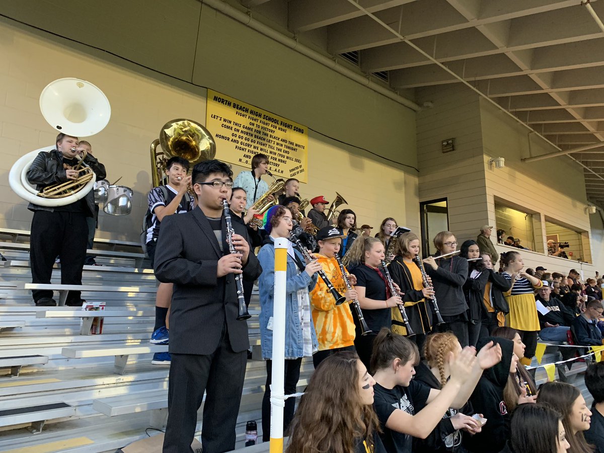 Dr_RussellEvans's tweet photo. Wrapped up a great WEEK 2 @NorthBeachHyaks!! We ended the week with FRIDAY the 13th, full moon, Hyak FOOTBALL!! This week was made even better as we had our Hyak Pride Band our in full force! More fun next week! #NBSD1920 #HYAKSontheRISE #NorthBeachNation #HYAKSGiveYouWINGS https://t.co/1RRXmWZhqM
