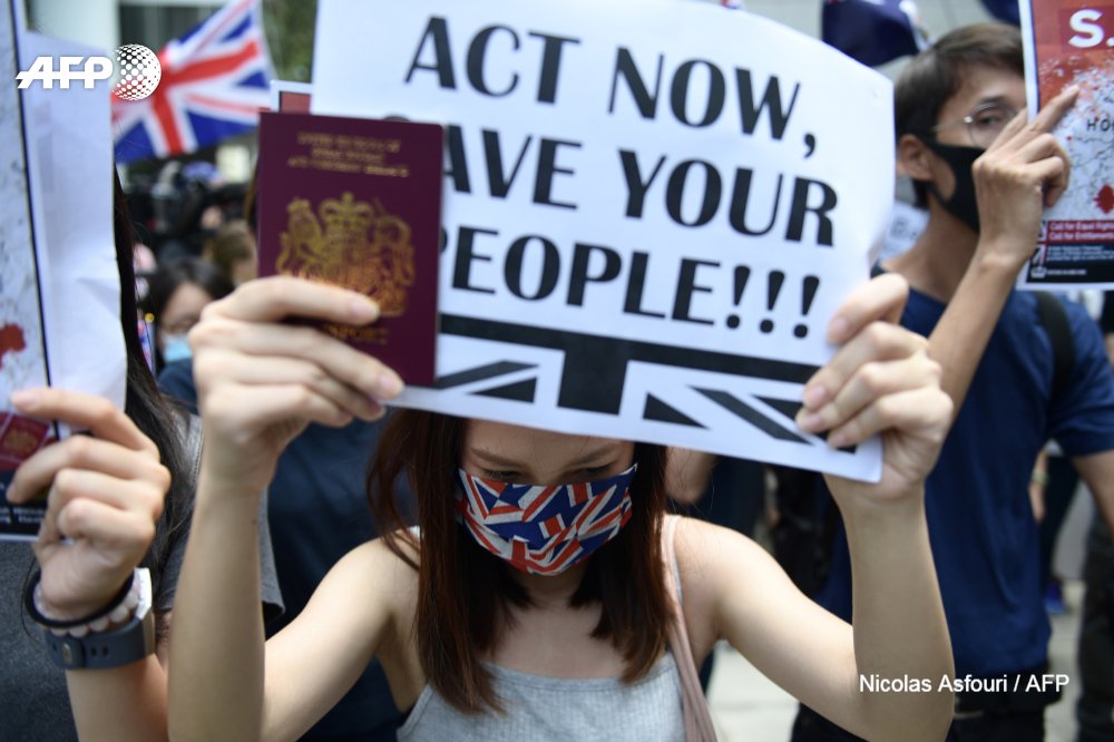 Afp News Agency Ø¹Ù„Ù‰ ØªÙˆÙŠØªØ± Video Protesters Gather Near The British Consulate In Hongkong Some Chanting Save Hong Kong As The Pro Democracy Movement In The Former British Colony Organises