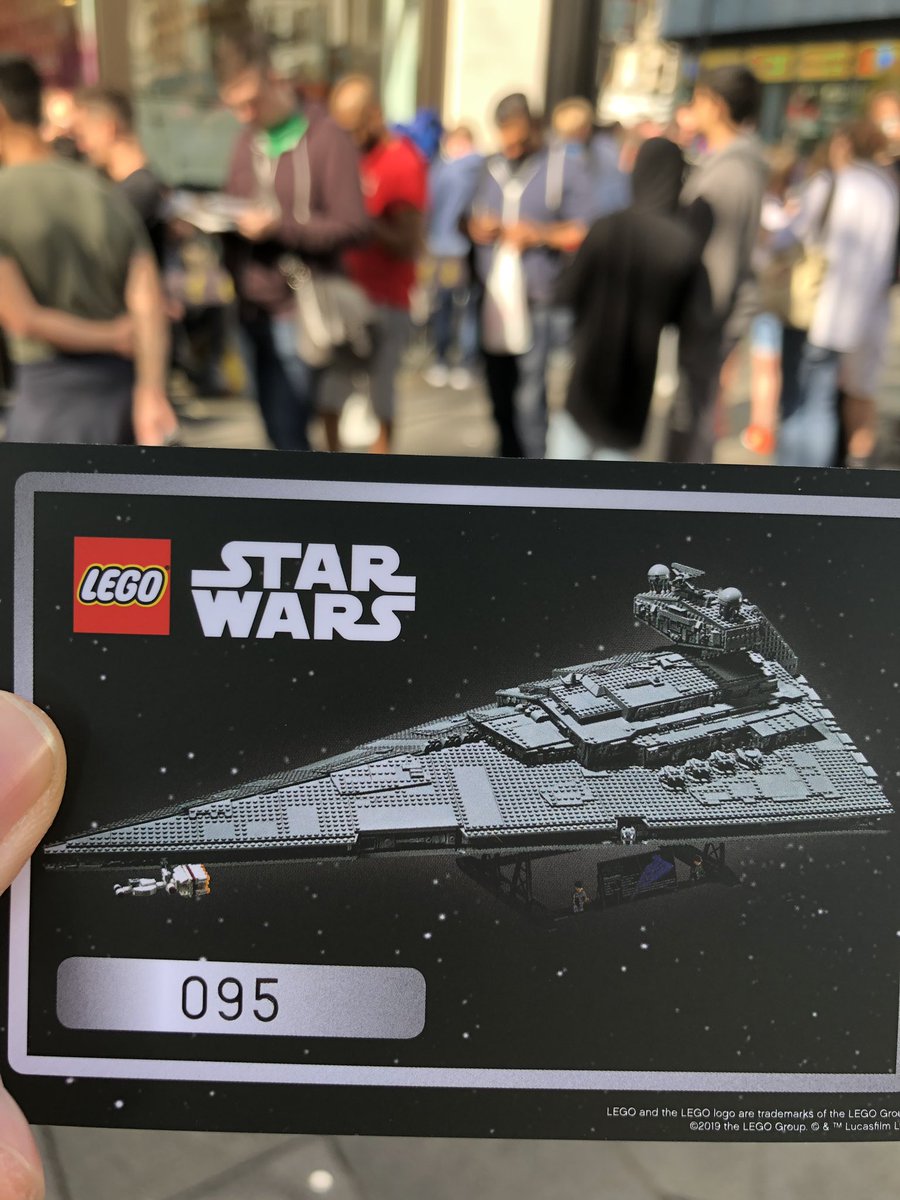 stevenlokwan's tweet photo. Phew made it! No. 95 for today’s UCS Star Destroyer #Lego https://t.co/9jUMMAOvET
