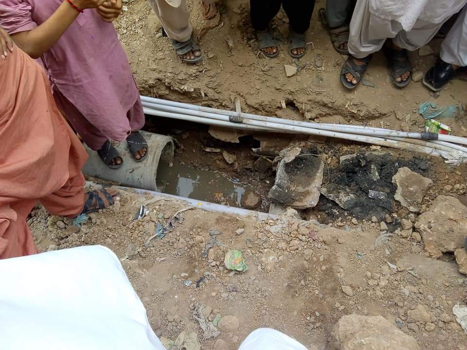 LalaRaheeem_PPP's tweet photo. #کراچی 
حلقہ پی ایس-99 ایسٹ
15ستمبر2019

پاکستان پیپلزپارٹی یوسی31گجرو کے وائس چیئرمین لالاعبدالرحیم نے یوسی 31 مھچر کالونی  وارڈ 1 کا دورہ۔ جہاں لالاعبدالرحیم کی جانب سے سیوریج لاہن کام انڈرگراونڈ کرواتے ہوئے اور علاقہ مکینوں سے بات چیت کرتے ہوئے۔ https://t.co/FPSM8pGKLF