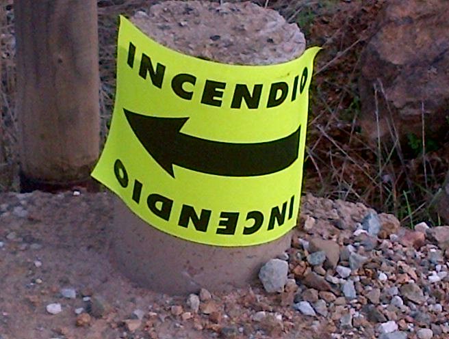 Estas flechas son para los equipos de extinción. No están para que te acerques a ver cómo trabajan, sino para que ellos lleguen antes a los #IIFF. Si ves una, no la toques. Incluso puede ser mejor, que tomes dirección contraria.
RECUERDA: La curiosidad puede ponerte en peligro.