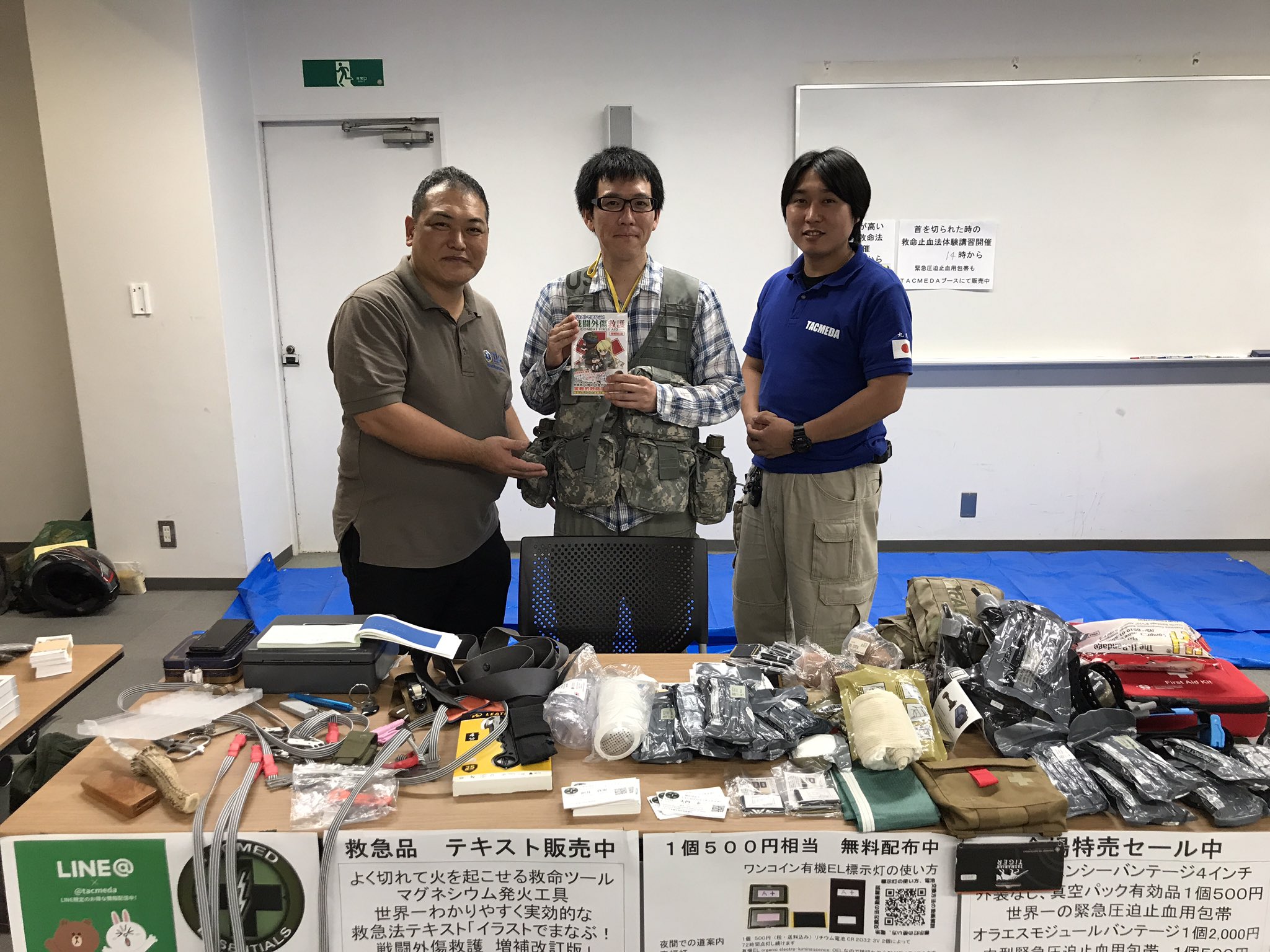 カラシ猫フ Tacmeda タックメダ さん Tacmeda のブースにて イラストでまなぶ 戦闘外傷救護 Combat First Aid と救急用品を購入 著者の照井資規氏 インストラクターの大門幸一氏と写真も撮らせて頂きました 博多ナイフショー T Co