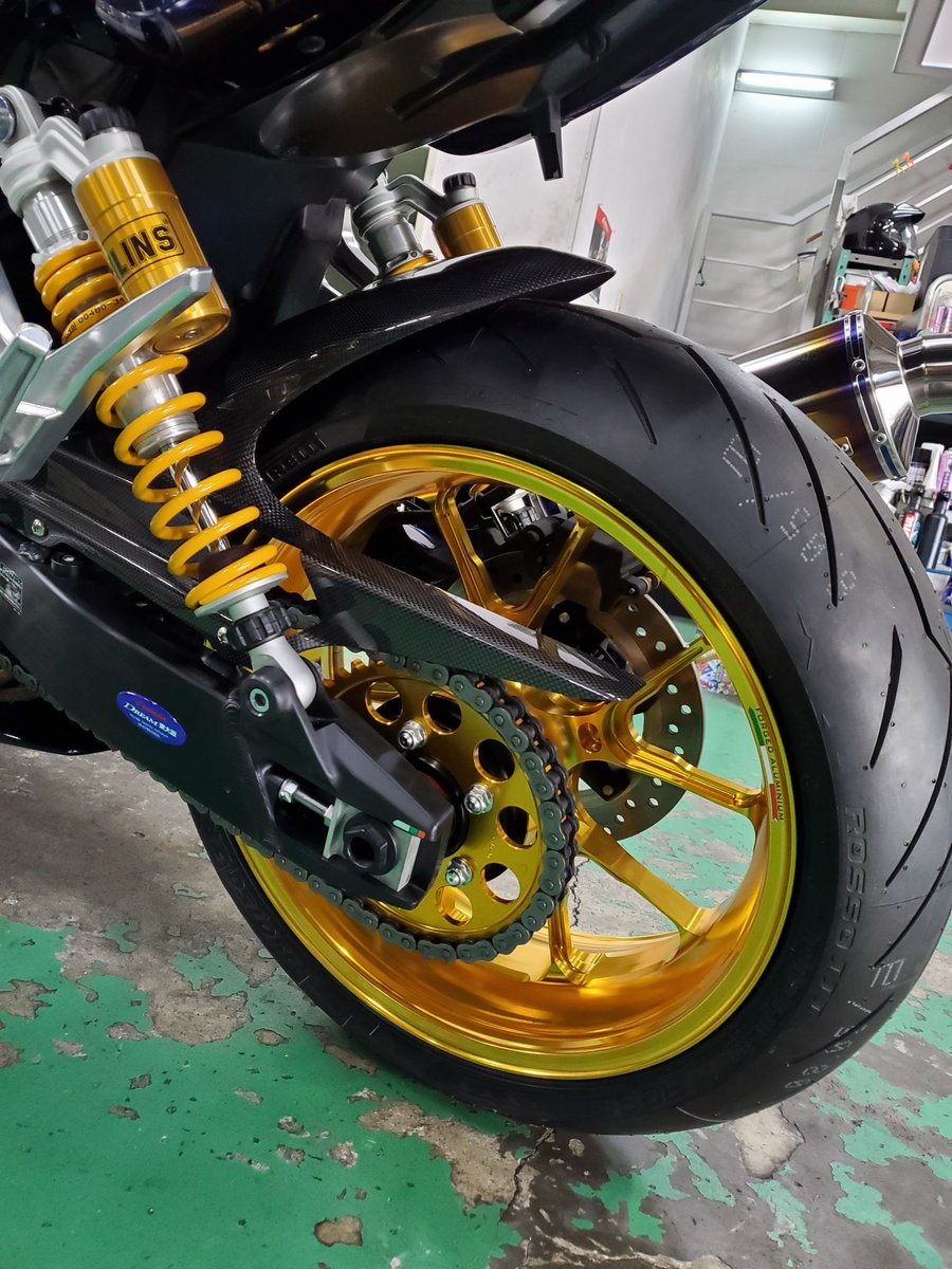 HDhigashiosaka's tweet photo. CB1300SB SP
マルケジーニ！ホイールセットです(^○^)
ようやく発売されましたね♪
P.e.oのゼロポイントシャフトも入ってますので、押し引きも切替しも軽々ですよ！
めっちゃカッコイイですしオススメです♪
ありがとうございましたm(_ _)m
#CB1300 #マルケジーニ #ゼロポイントシャフト https://t.co/dESFFnT72o