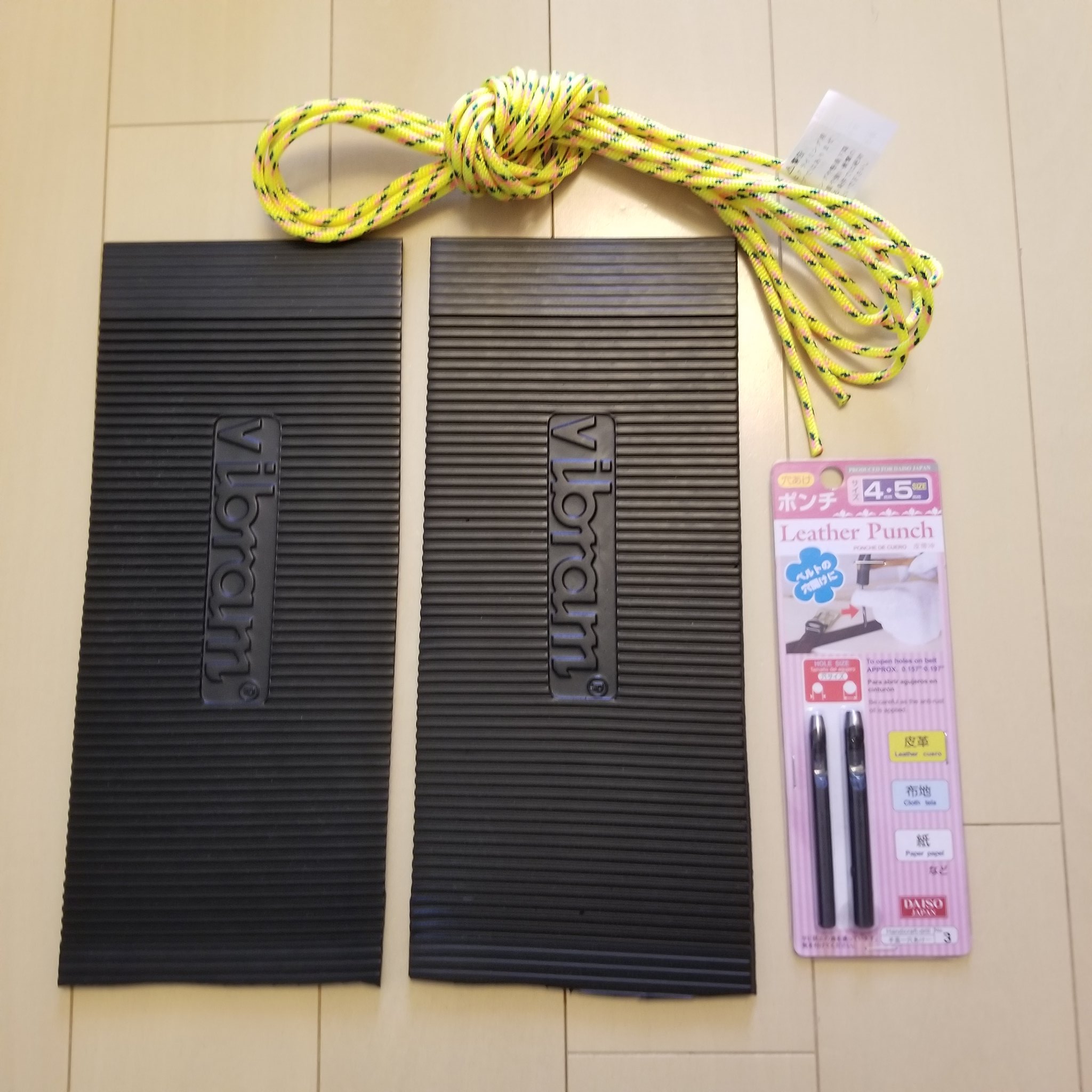 すずりん 今年はvffで富士登山 1回 ダイソーでポンチを買い Mont Bellで紐を買ってきた パラコード 4mm が欲しかったが ミリタリーショップ以外のどこに売ってるかピンと来ず Mont Bellでアクセサリーコード 4mm を買った いわゆる細引きかな 道具は