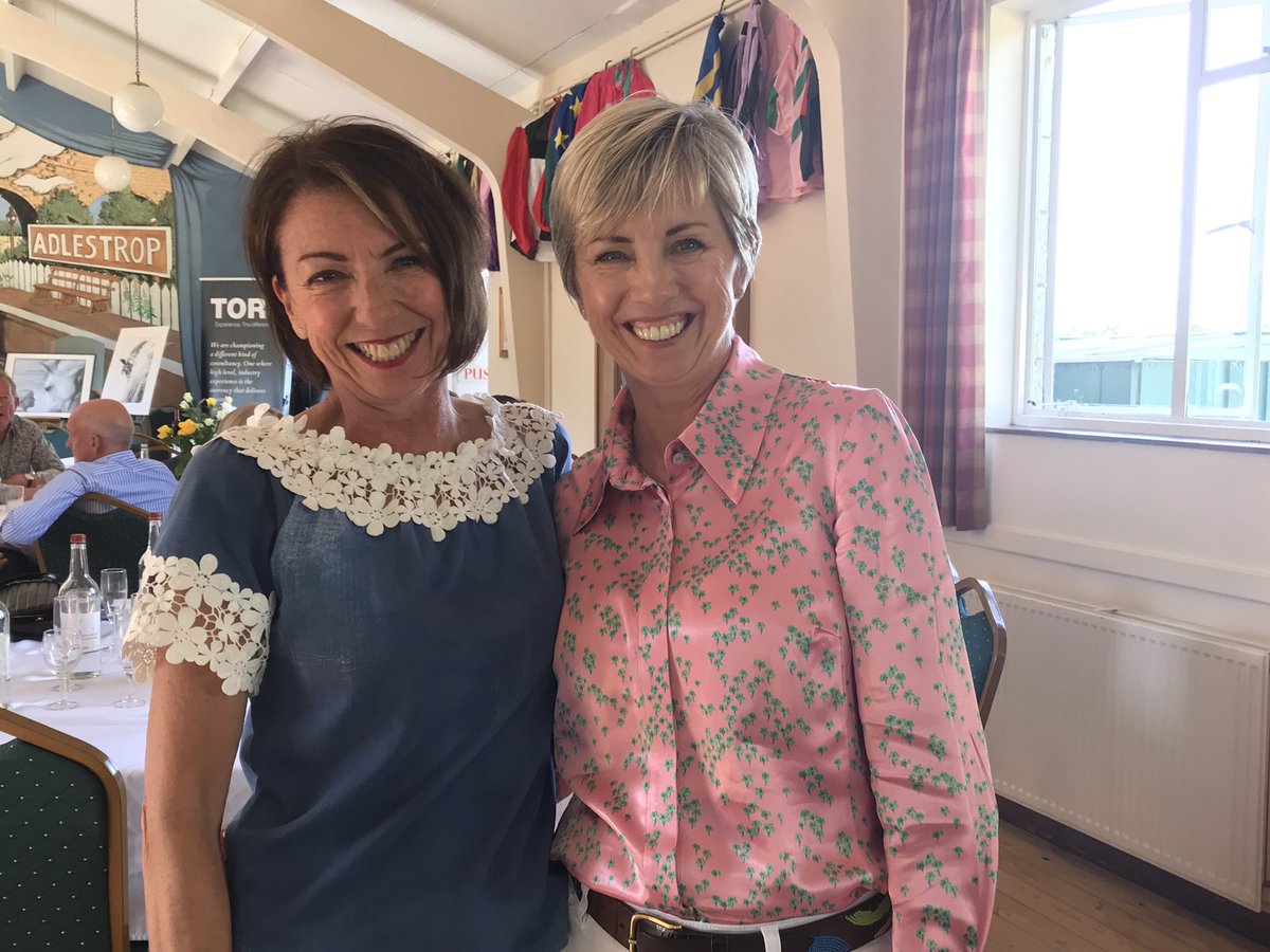 SybilRuscoe's tweet photo. Fabulous #autumn day @RTPhillips1 #racing #TeamAdlestrop #Organdi #BeautifulPeople #cotswolds https://t.co/FjhSTSHlmw