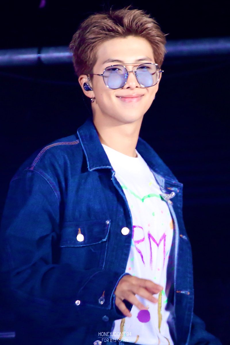 tittyjoons's tweet image. Name a better double denim duo, I'll wait 🤭🤭
#BlackOutBTS