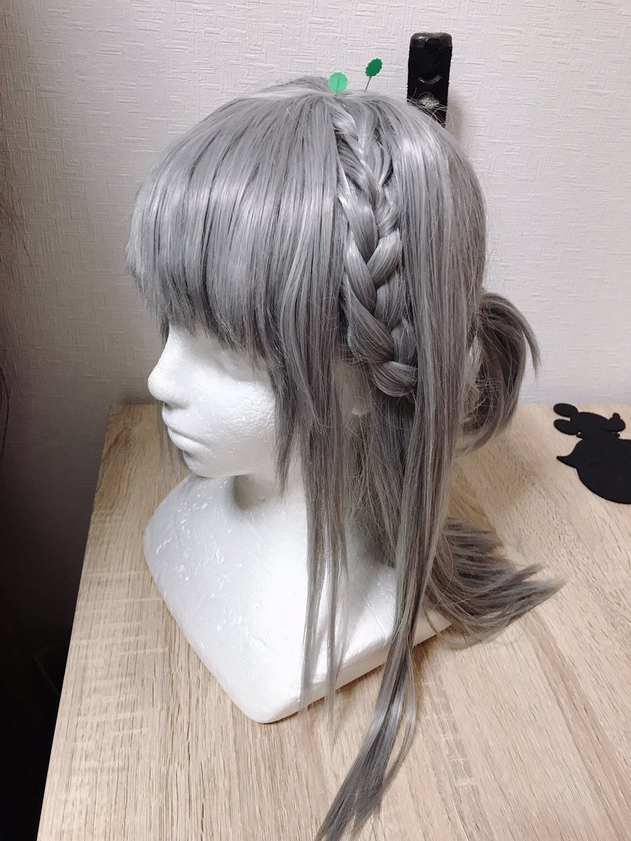 悠生澪 ユキの髪型セットの時にそのまま三つ編みだと根元から編めないし細いから 毛束を作って根元の所につけて増毛してつむじのすぐ 横から編み目があって太い三つ編みになるようにした これが部屋にあるとつい通りがかりに撫でてしまうw