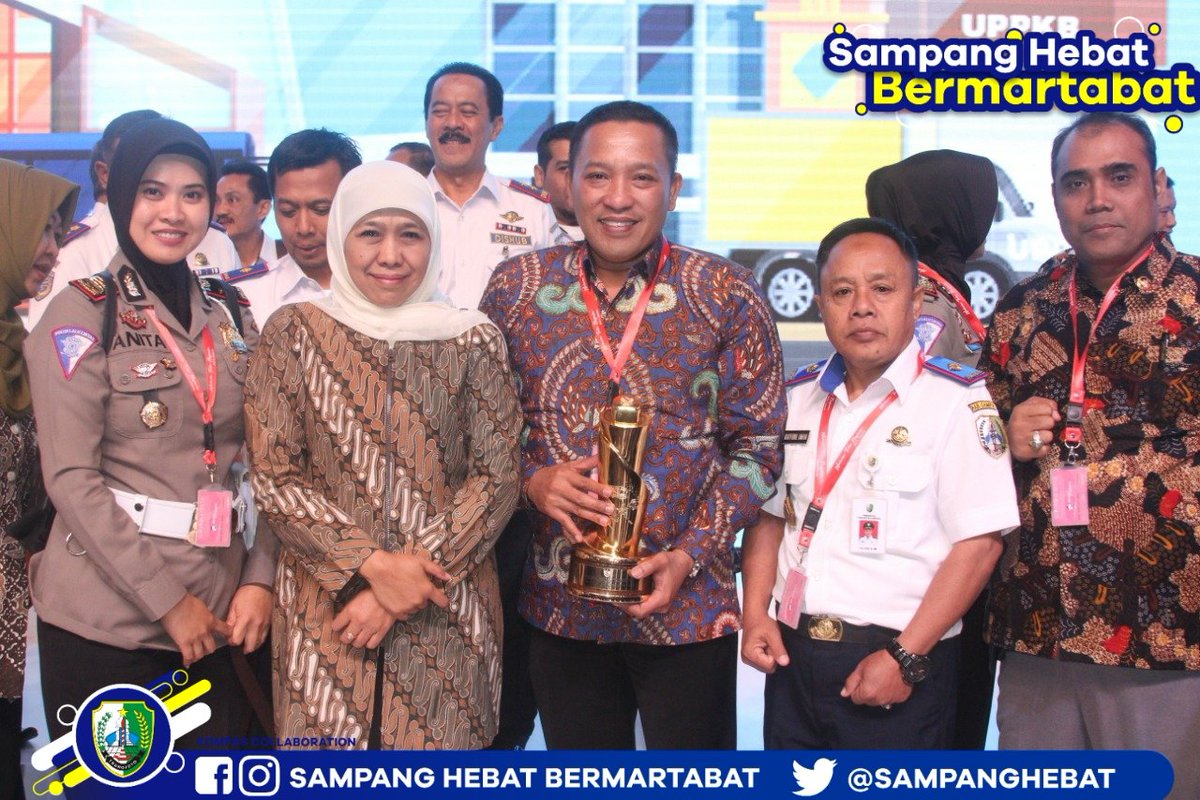 SampangHebat's tweet photo. Dok, Minggu (15/09/2019) 

Bupati H. Slamet Junaidi mewakili Pemerintah Daerah Kabupaten Sampang menerima penghargaan Wahana Tata Nugraha (WTN) dari Menteri Perhubungan Republik Indonesia berkat keberhasilan mengelola transportasi publik dengan baik. 

Foto : Humas Pemkab Sampang https://t.co/WVOVw6ywUi