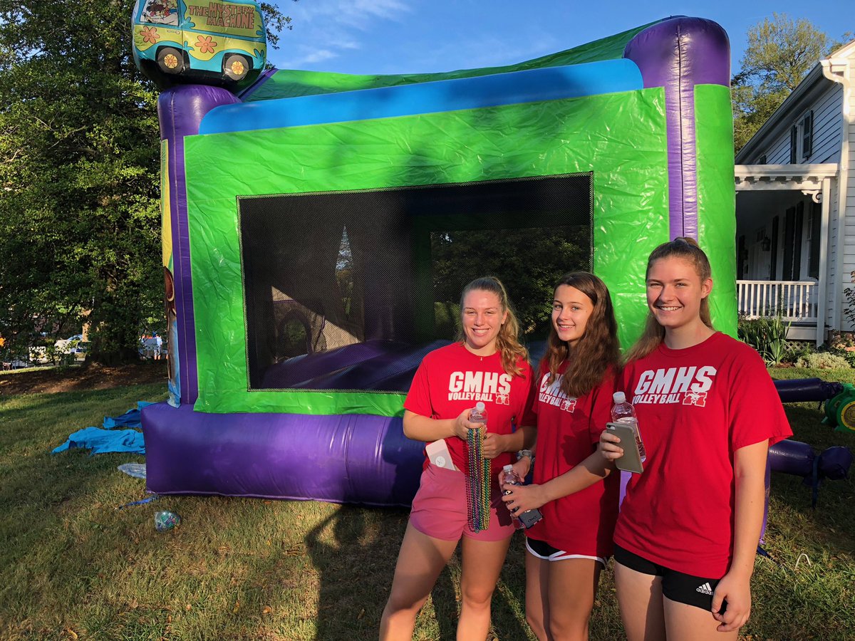 Lady Mustangs volunteering at Run for the Schools this morning!  <a href="/FCEFoundation/">Falls Church Education Foundation</a>