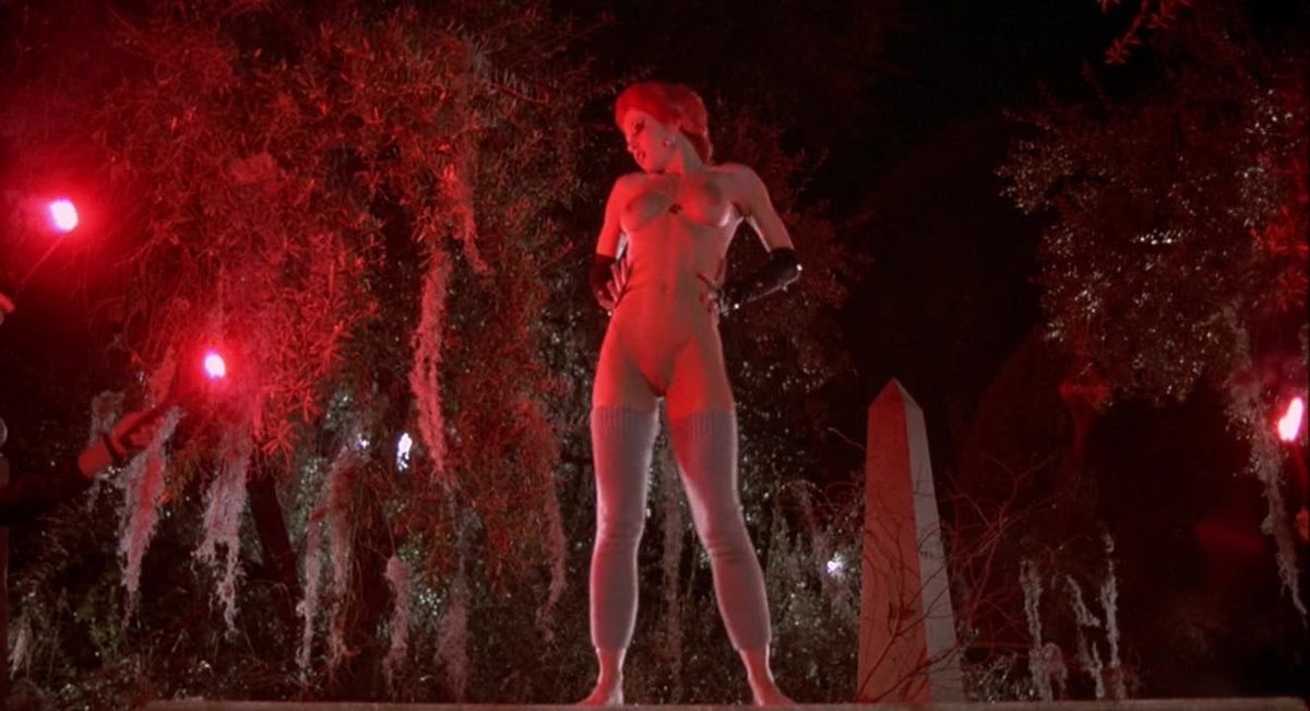 𖤐The Return of the Living Dead (1985) // Trash’s graveyard striptease