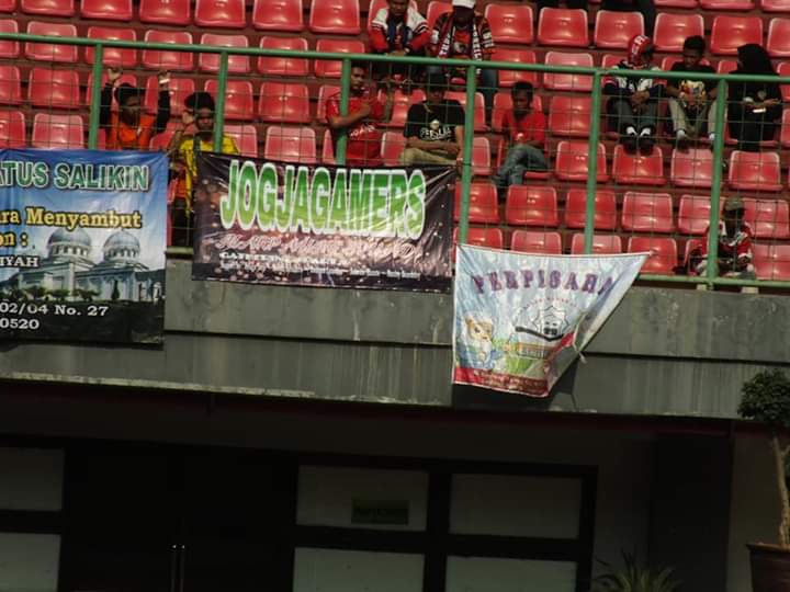 Spanduk! Hadiah dari THE JAKMANIA untuk PERSIJA!
