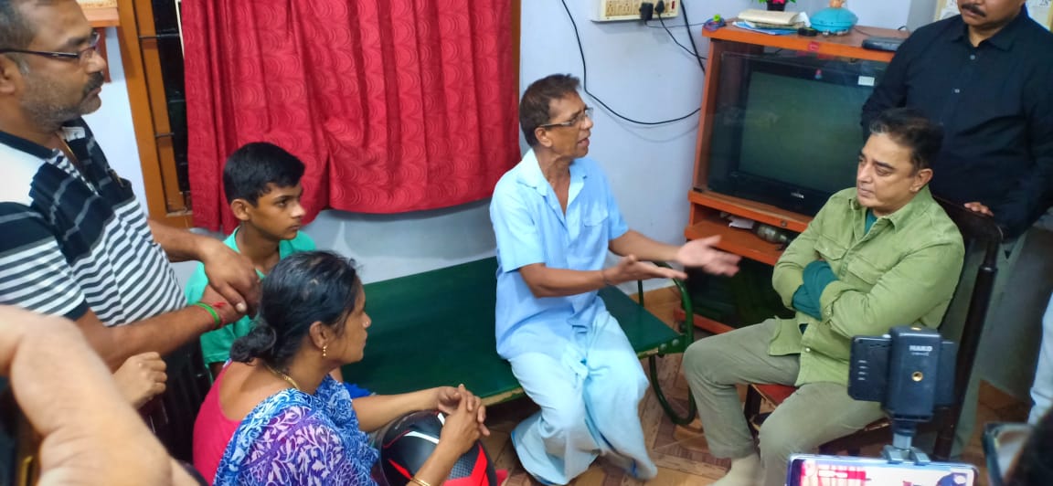 s4stamilcinema's tweet image. அதிமுகவினரால் வைக்கப்பட்ட பேனர் விழுந்து இறந்த சுபஸ்ரீ வீட்டுக்குச் சென்று அவரது பெற்றோருக்கு கமல்ஹாசன் ஆறுதல் சொன்னார்...    #Subhashree  #KamalHaasan #BannerKillings