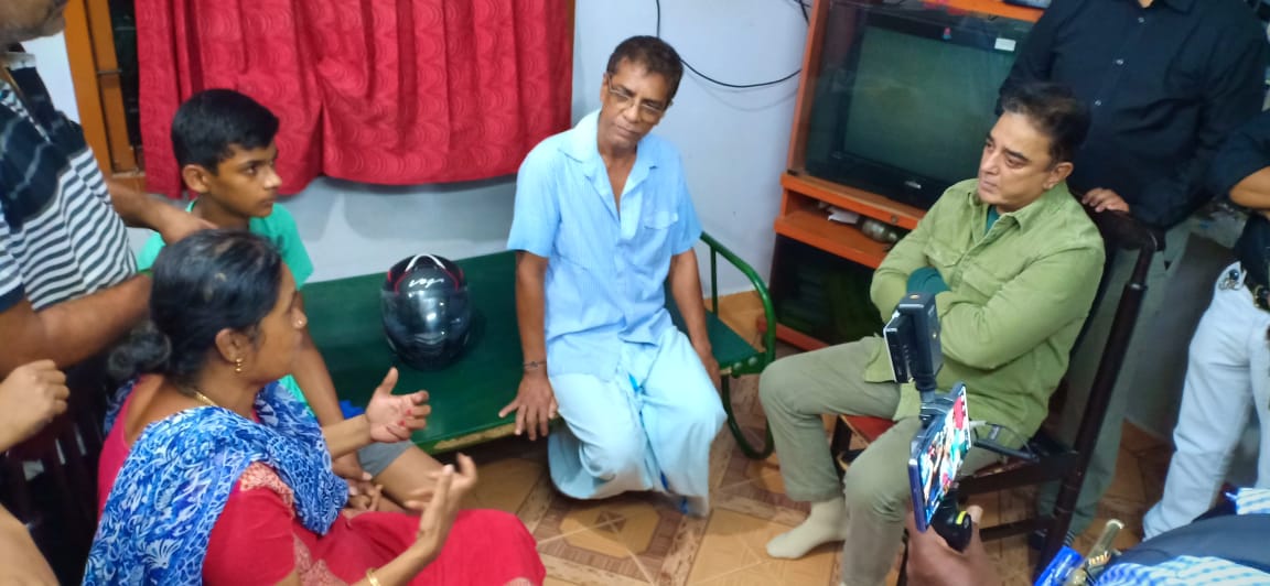 s4stamilcinema's tweet image. அதிமுகவினரால் வைக்கப்பட்ட பேனர் விழுந்து இறந்த சுபஸ்ரீ வீட்டுக்குச் சென்று அவரது பெற்றோருக்கு கமல்ஹாசன் ஆறுதல் சொன்னார்...    #Subhashree  #KamalHaasan #BannerKillings