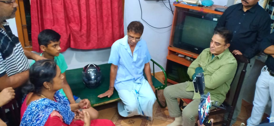 s4stamilcinema's tweet image. அதிமுகவினரால் வைக்கப்பட்ட பேனர் விழுந்து இறந்த சுபஸ்ரீ வீட்டுக்குச் சென்று அவரது பெற்றோருக்கு கமல்ஹாசன் ஆறுதல் சொன்னார்...    #Subhashree  #KamalHaasan #BannerKillings