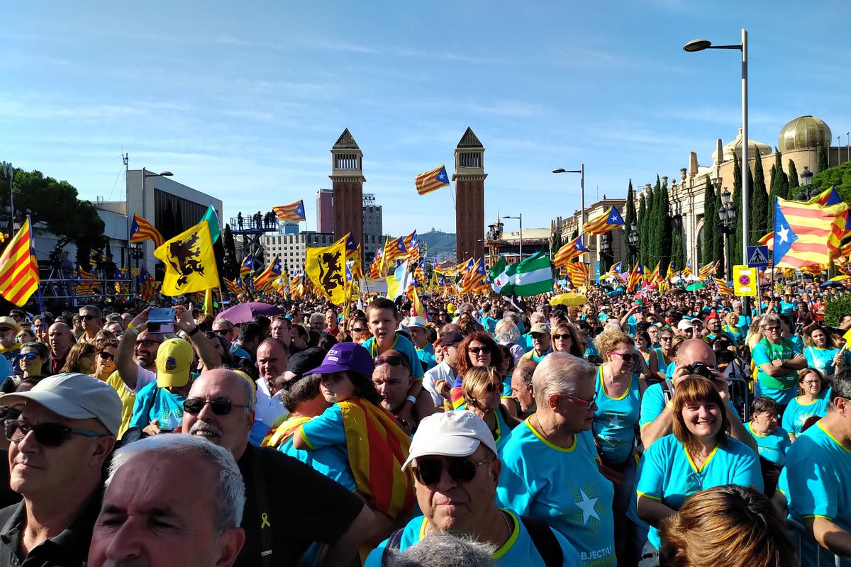Mercredi la délégation de OUI au Pays Catalan s'est rendue à Barcelone pour célébrer la
#Diada2019 et réaffirmer son soutien le plus total aux prisonniers politiques Catalans.
Encore une belle démonstration de Force !
#OPCat #LlibertatPresosPolitics