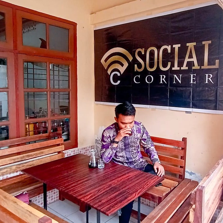 Jarang seserius ini, barangkali bermula dari hari itu, hari dimana kopi tak lagi sama. Ia tak jadi sekedar "penjeda" dalam langkah melainkan perihal utama "penemu makna". Sejak hari itu pahitnya menyerta senang, aromanya membawa kenang, rasanya pun membawa tenang.