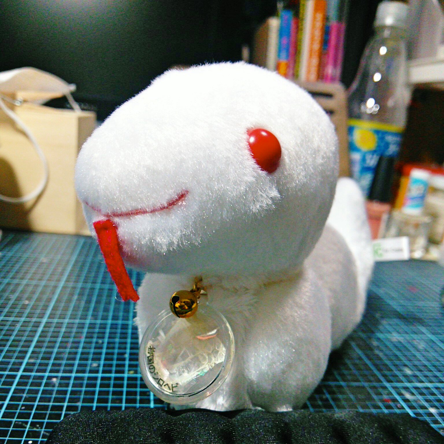 きょん きょうお迎えした岩国のシロヘビ様のぬいぐるみくん セイジャさんに 名前をつけていただいて じゃじゃおくん になりました ありがとうございます 笑 胸元にはシロヘビ様の脱け殻が入っていて 背中からお腹まで模様が美しいのです かわいい