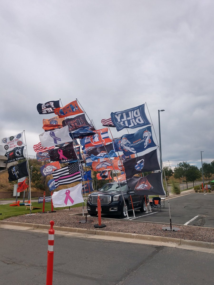 Hoodlum71's tweet photo. Anyone that is looking for a place to start their @bronco day experience swing by and say hi and have a beer. We tend to be tough to spot so thought I'd supply a reference pt. #LotC Southend, oh yeah #60flags #milehiflagman https://t.co/JueTmJPh1A