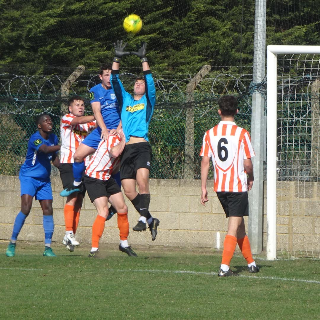 ashfordtownmx's tweet photo. Some of the action from yesterday's home draw vs @BarkingFC ⚽🍊
Check out more photos over on our Instagram https://t.co/LtOUMbAwMw 👀
#ASHBAR #COYT #TangerineArmy #IsthmianLeague #football https://t.co/b2mTfKBn4y