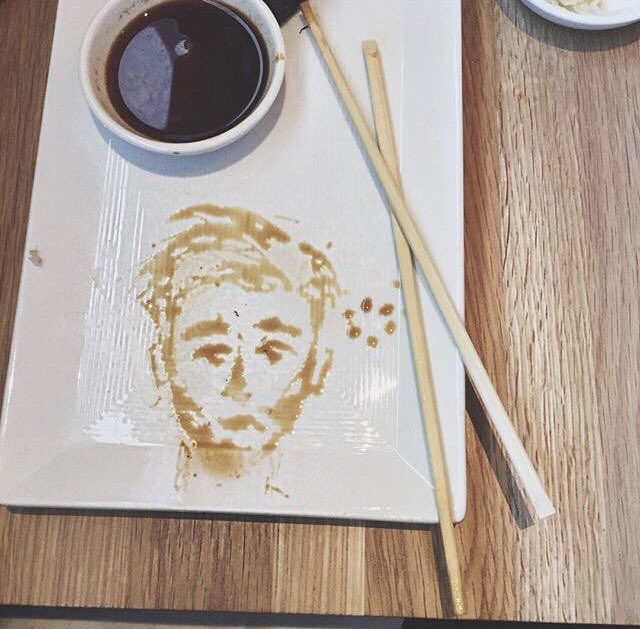 คิดดูสิว่าHalseyเจ๋งมากแค่ไหน วาดรูปโดยใช้ซอสโชยุอ่ะ55555555555555555555555555555555555 แต่ประเด็นคือวาดออกมาละสวยมากไง นี่โคตรชอบ แอบเสียดายเหมือนกันที่ตอนนั้นลบรูปหมดเลย มีงานสวยๆในไอจีของhalseyที่เคยวาดลงไว้เยอะเหมือนกันนะตอนนั้น