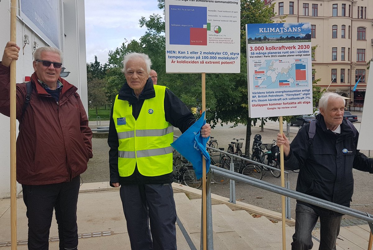 mattiasgoldmann's tweet photo. Tacksam att ni klimatförnekare orkade komma till #Hettan i Helsingborg. Ni har fel i sak men tvingar oss att hålla koll på varje fotnot, varje komma och varje diagram. Ni gör oss bättre!
@dunkerskultur @hbgstad med @larsthunberg @Saekert @ParHolmgren @mattiasgoldmann mfl #klimat https://t.co/eet7NZKb4Y