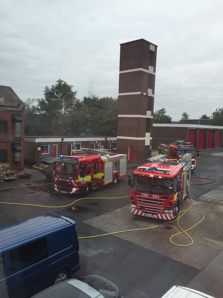 Great to see some #jointworking with @manchesterfire and @CheshireFire over at #Whitehill #community #firestation @stockportfire today learning from each other and #crossborder working 👍🏼 #brilliant to see such #enthusiasm #proud 👏🏼🚒
