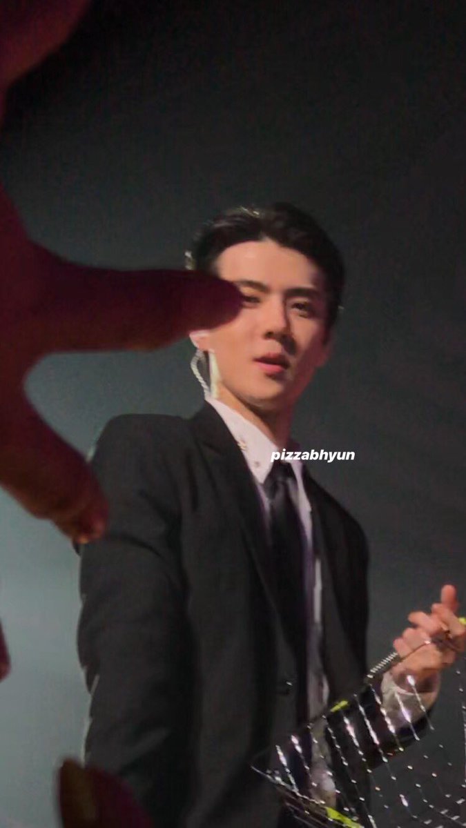 pizzabhyun's tweet photo. didnt get the ball but thank you sehun ㅠㅠㅠㅠㅠㅠㅠ 

#EXplOrationinSG #EXplOrationinSingapore https://t.co/mpFS4QPtsp