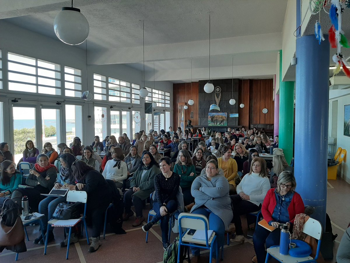 Esta semana empezó una Especialización en la Enseñanza de la  Matemática Escolar.
Un post-grado universitario sin antecedentes en el país, propuesto por Primaria, y al que fueron seleccionados 186 maestros de clase. 
Un esfuerzo del Magisterio para hacer la mejor #escuelapública