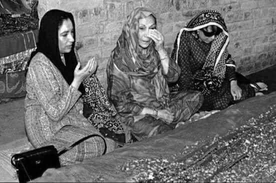 On #WorldDemocracyDay lets not forget sacrifices of #Bhutto Family for Democracy in Pakistan. Three Women mourning in front of Three Graves. 💔