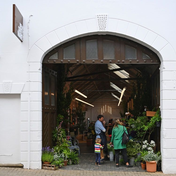 Eastmagazines's tweet image. At a time when the high street is struggling, it’s great to see Woodbridge is thriving. It’s latest addition, New Street Market, has added a new dimension to its shopping offerings, turning an old building into a trendy store. buff.ly/32cyXpR @HOMESPUNcashmr @pascalestore