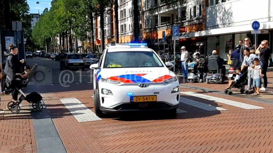 112_foto's tweet photo. De politie doet hun demonstratie bij de #Veiligheidsmarkt op de #Dapperstraat in #Amsterdam. Zij demonstreren een melding met stopteken en BTGV. Ook het nieuwe elektrische voertuig werd gebruikt bij deze demo. @KazerneVictorAA https://t.co/o1R82eAC2p
