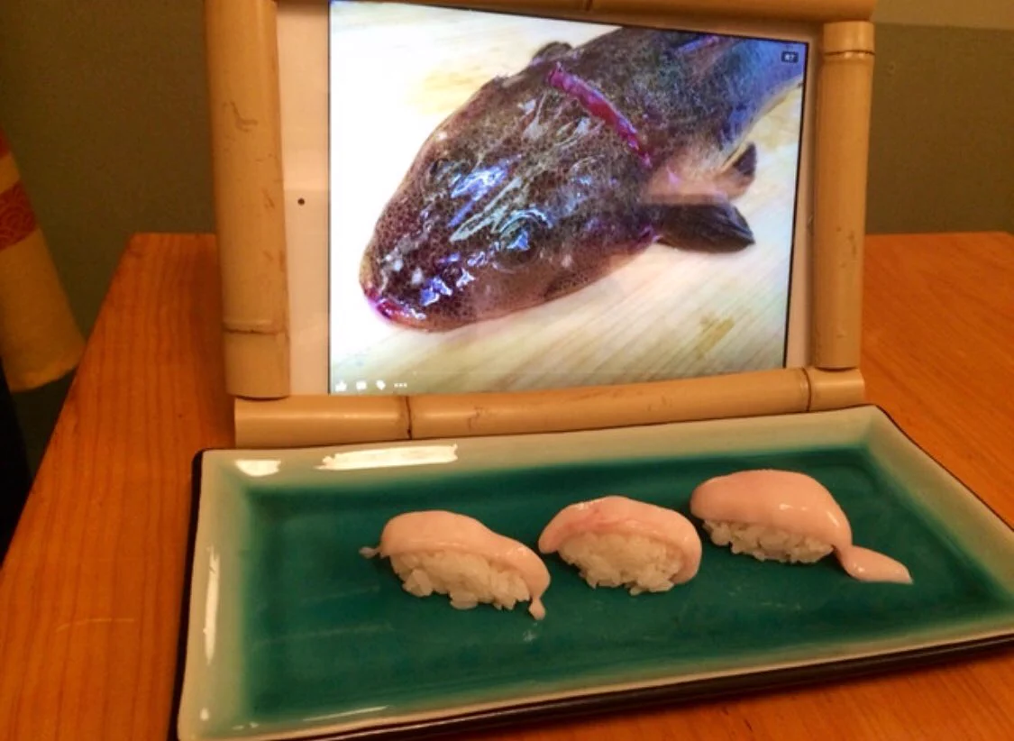 これは食べづらい？魚の生前の写真を見せながら目の前で調理するヤバい寿司屋www